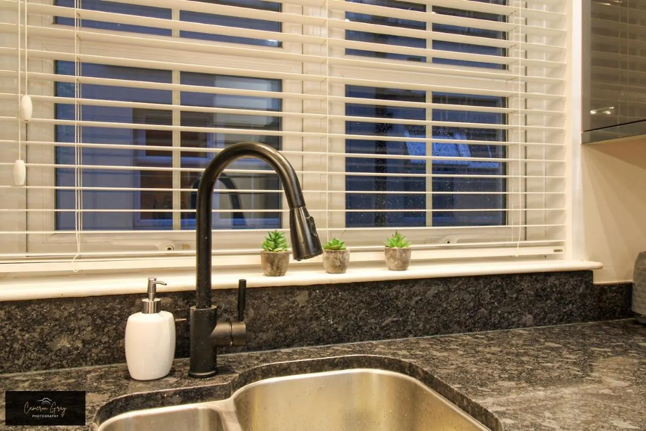 Nice 2 Bed House, Office, Wi-Fi, Free Parking 벨파스트 0*,